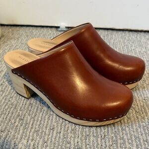NISOLO clogs - Size 8 - LIKE NEW